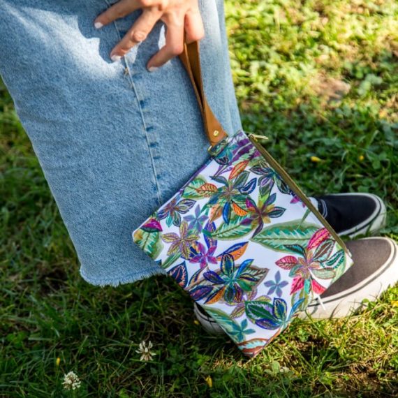 Bolso y asa de cuero