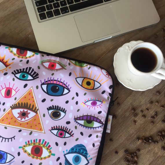 Portanotebook ojos y cafe