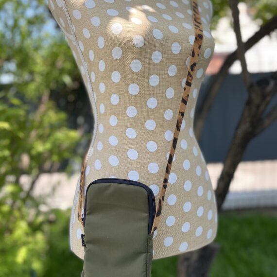 minibolso celular verde musgo cuero animal print