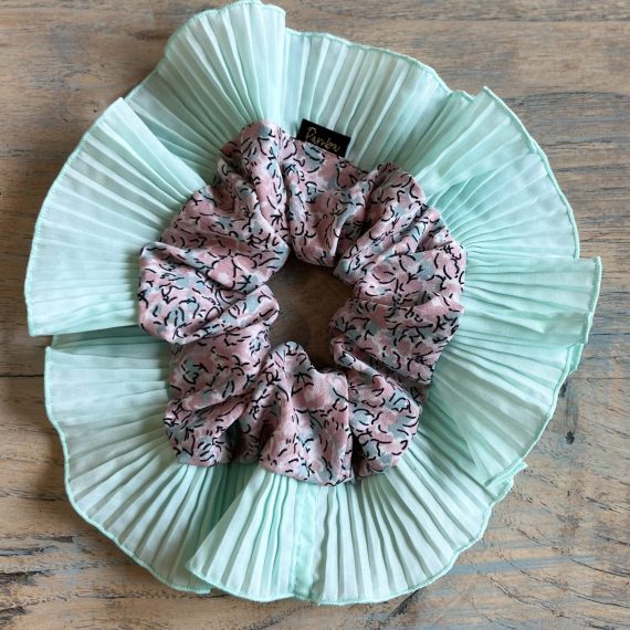 Scrunchie flores y plisado verde menta
